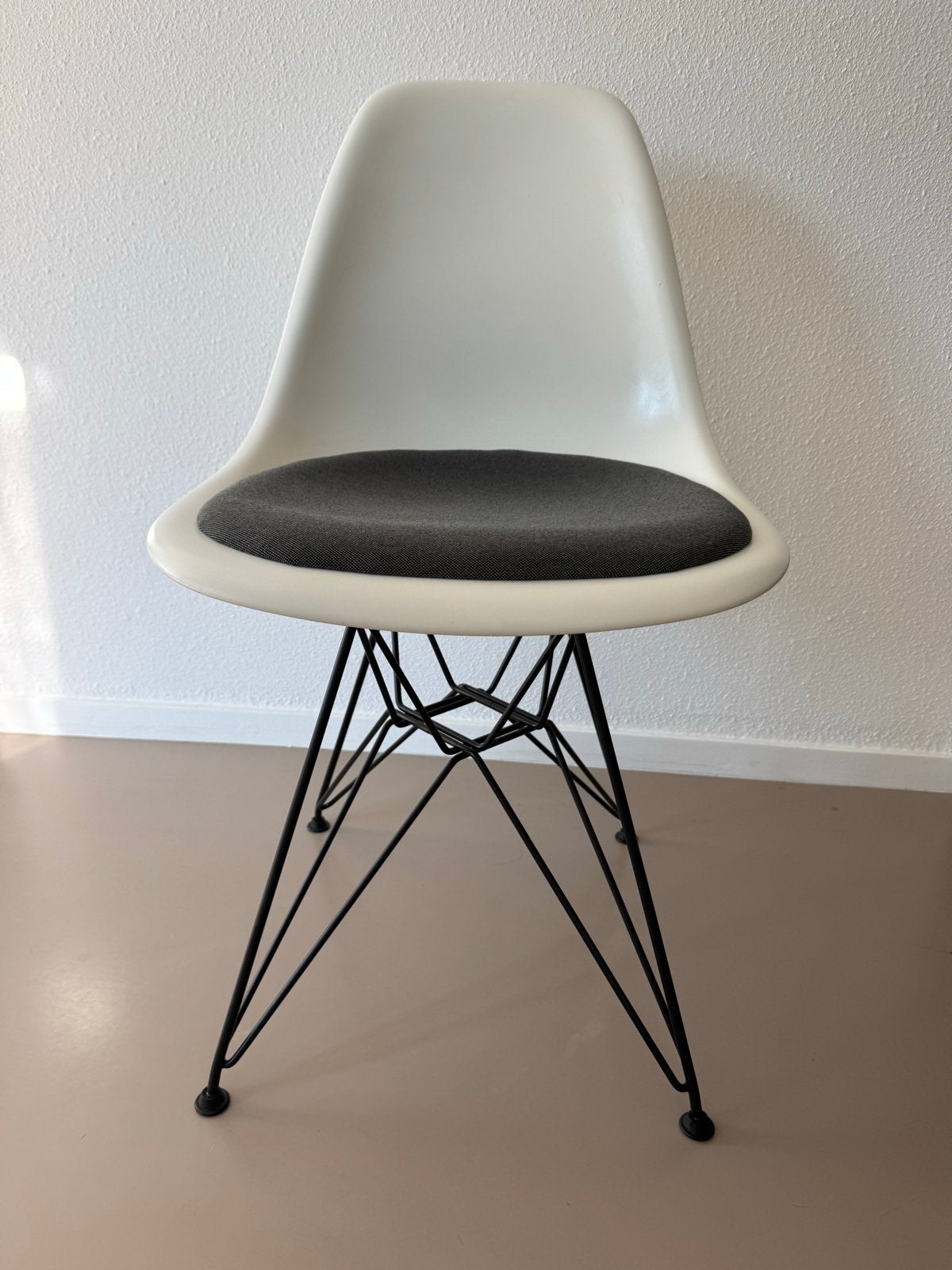 Vitra Eames DSW stoel met stoffen zitting, Kunststof, Gebruikt, Wit, Ophalen of Verzenden