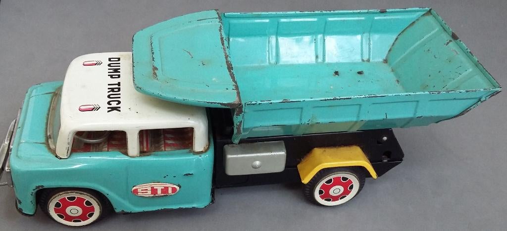 Om1950 Blikken DUMP TRUCK Vrachtauto met Mechaniek en Geluid, Ophalen of Verzenden