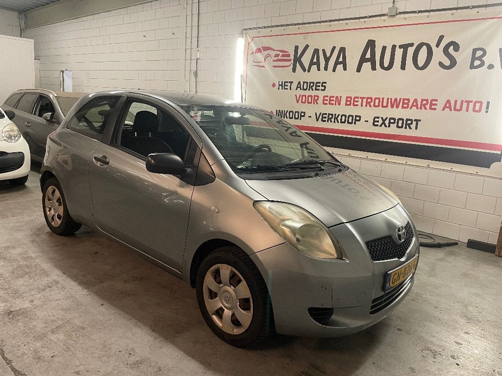 Toyota Yaris 1.0 12V Vvt-i 3DR Terra 2006 Grijs, Auto's, Voorwielaandrijving, 527 kg, 40 €/maand, 750 kg