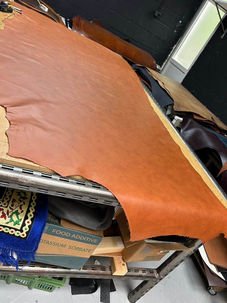 Cognac kleur halve huid 1.3 mm dikte iets stug en glad A295, Hobby en Vrije tijd, Stoffen en Lappen, Bruin, Leer of Kunstleer