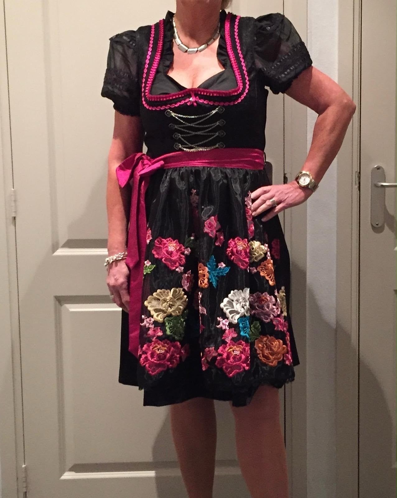 Zwart Dirndl met roze en geborduurde bloemen, Zwart, Maat 42/44 (L), Ophalen of Verzenden, Zo goed als nieuw