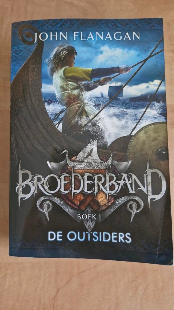 Broederband Boek 1: De Outsiders - John Flanagan, Boeken, Ophalen of Verzenden