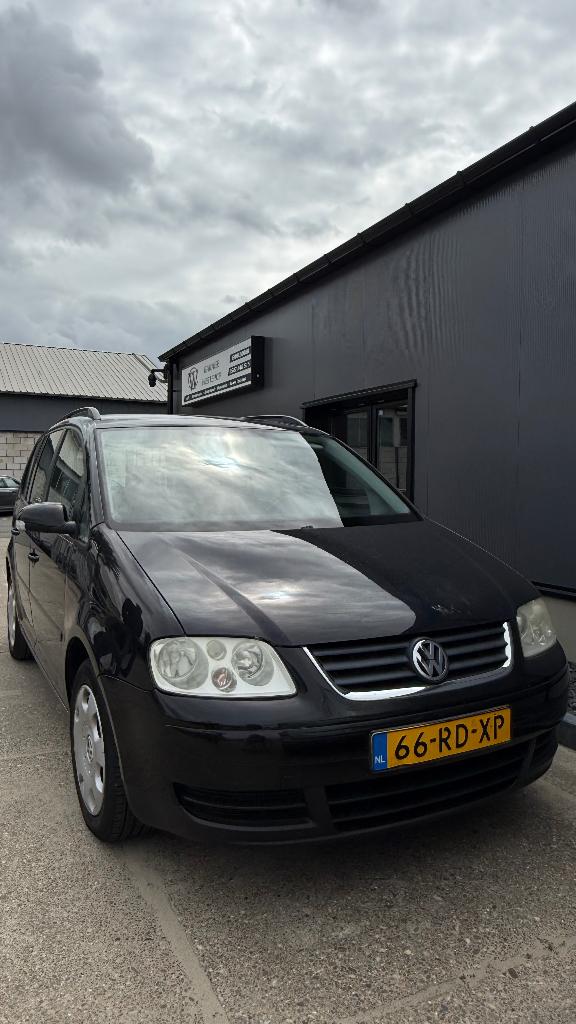 Volkswagen Touran 1.6 85KW AUT 2005 Zwart, Auto's, Stof, 4 cilinders, 7 stoelen, Zwart
