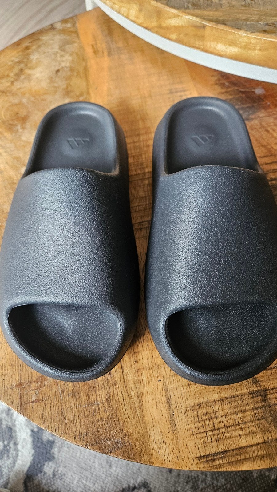 Nieuwe adidas Yeezy Slide Onyx - Maat 39 (valt klein), Kleding | Heren, Schoenen, Slippers, Zwart, Nieuw, Ophalen of Verzenden