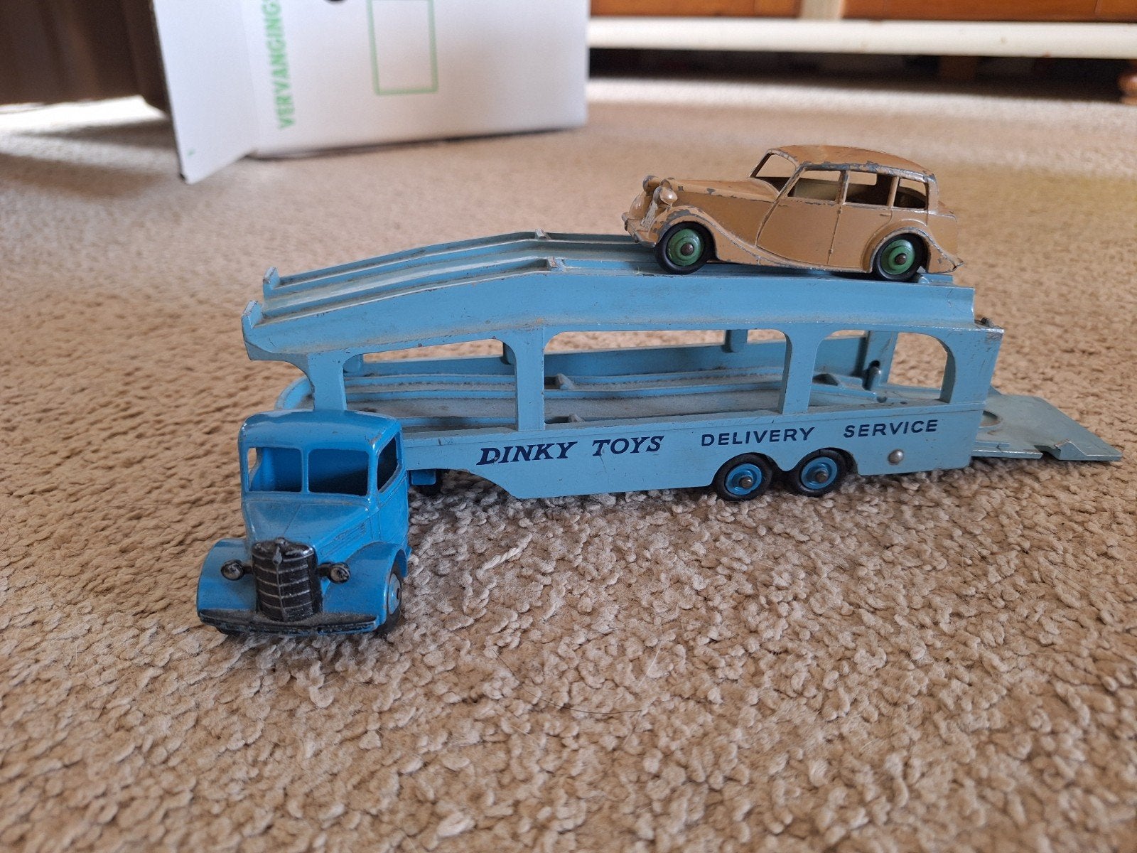 Vintage Dinky Toys Autotransporter met Triumph auto, Ophalen of Verzenden, Gebruikt
