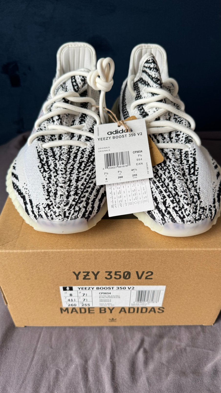 Yeezy Boost 350 V2 'Zebra' 41 1/3, Kleding | Heren, Schoenen, Wit, Nieuw, Ophalen of Verzenden, Sneakers of Gympen