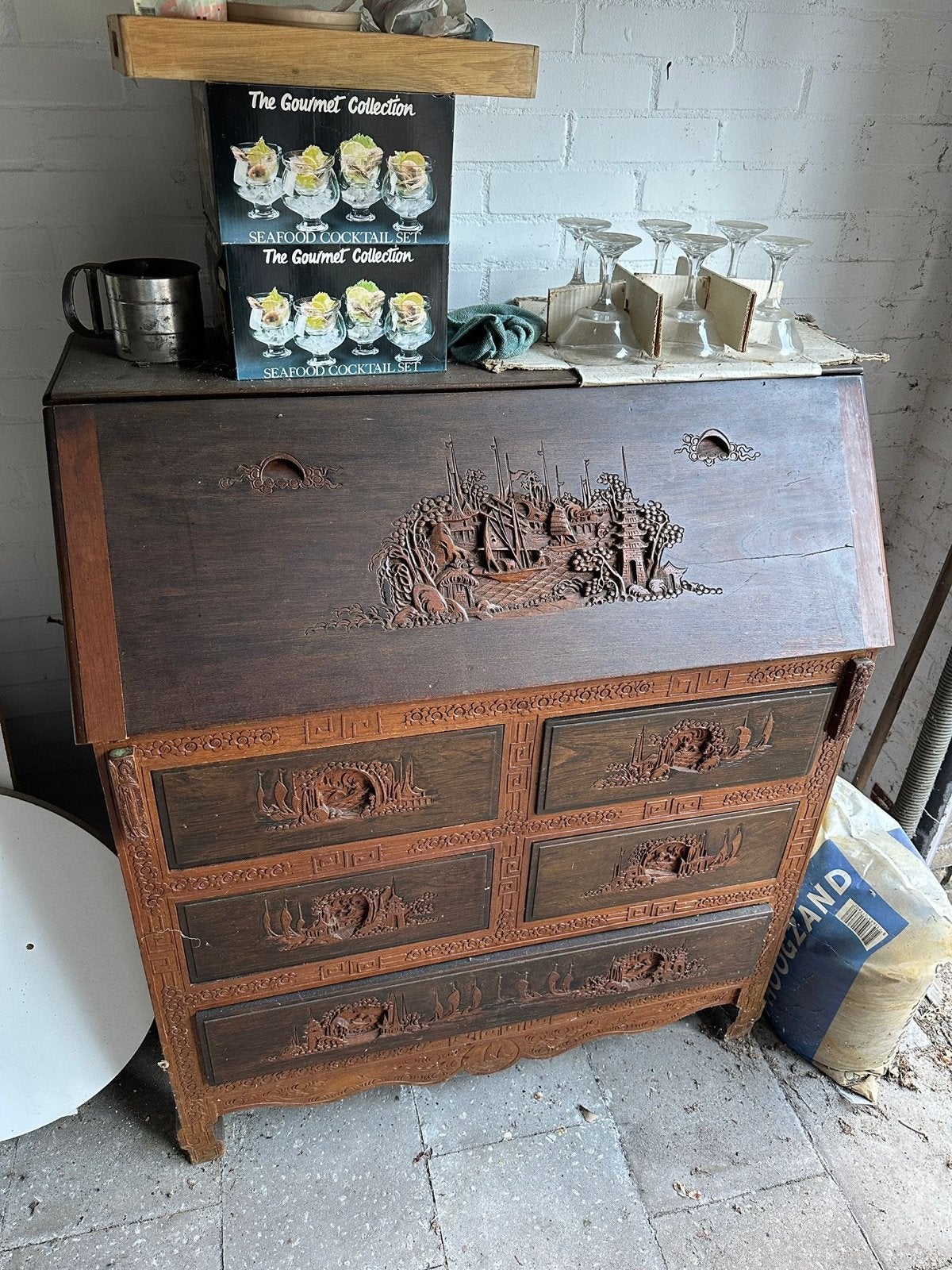 Antiek Chinees secretaire met houtsnijwerk, Ophalen