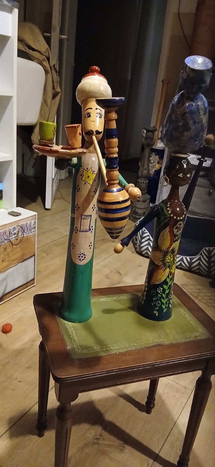 houten beeldjes: Man waterpijp & Vrouw met po, Antiek en Kunst, Ophalen of Verzenden