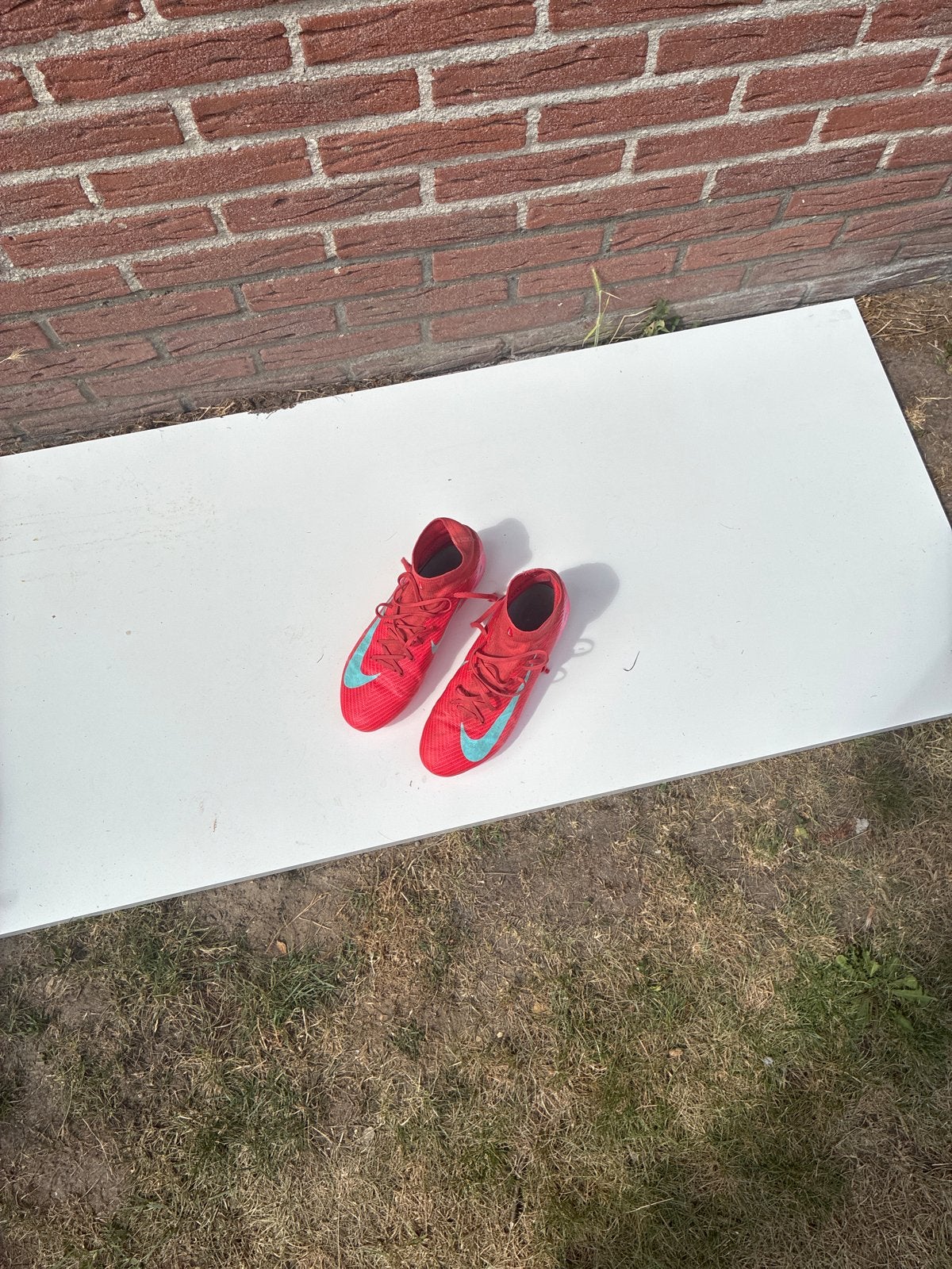 Roze Nike voetbalschoenen met licht blauwe swoosh, Ophalen, Schoenen, Maat L, Zo goed als nieuw