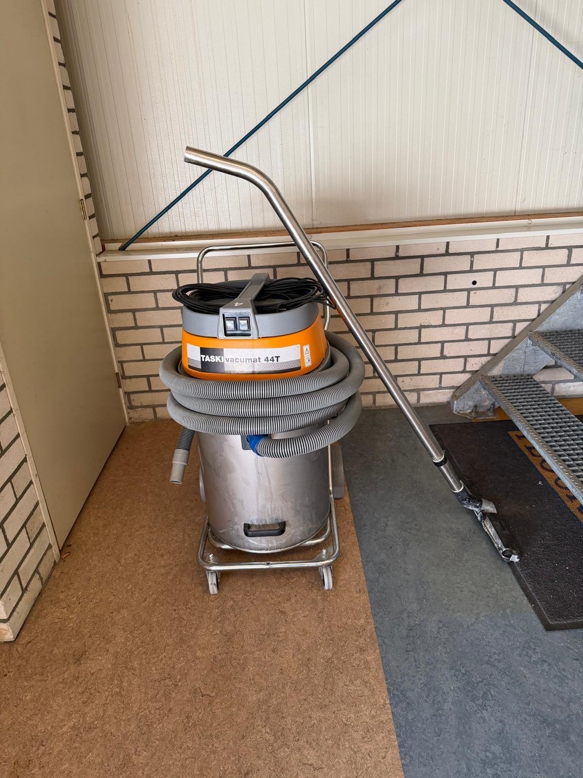 TASKI vacumat 44T Industriële stofzuiger 1900W, Ophalen, Gebruikt, Industriële stofzuiger, 2000 watt of meer