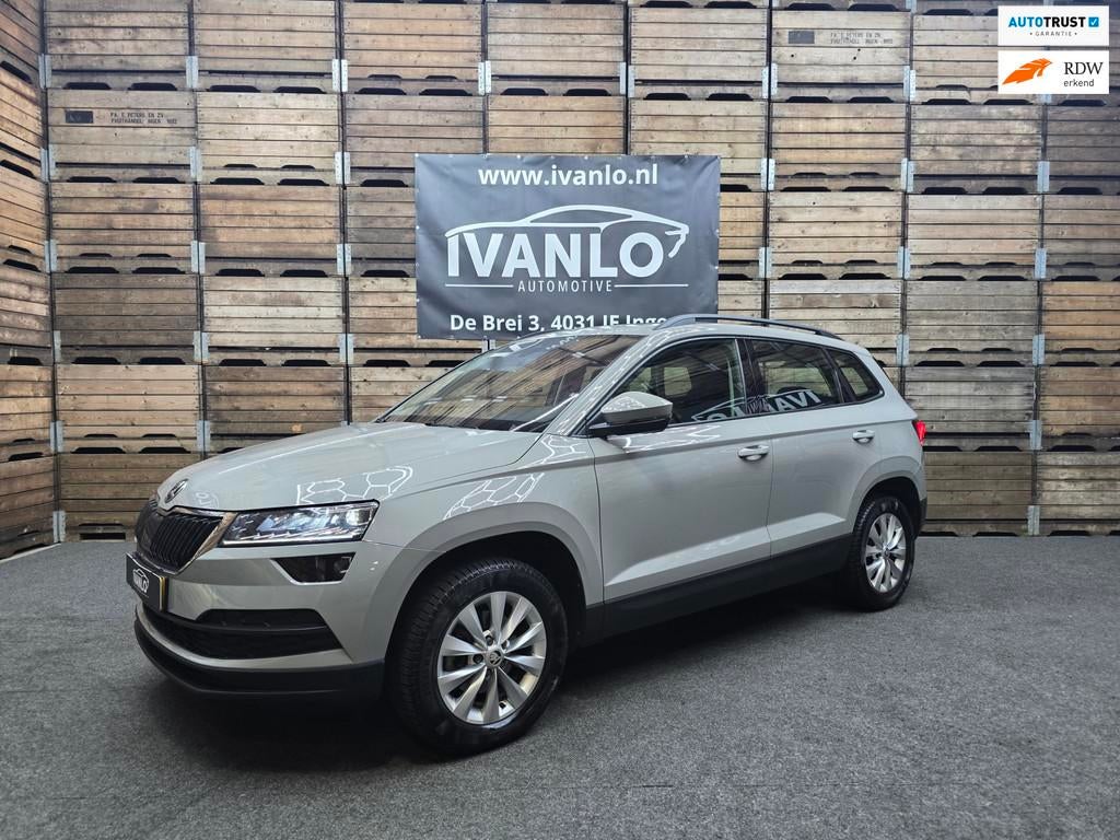 Skoda Karoq 1.5 TSI ACT Business Edition Pano LED Navi Clima, Auto's, Skoda, Stof, 4 cilinders, 150 pk, Lichtsensor