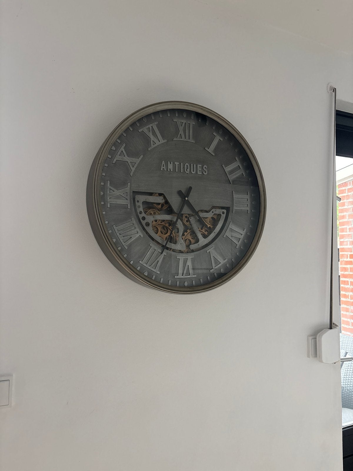 Grote wandklok met Romeinse cijfers en zichtbaar uurwerk, Antiek en Kunst, Antiek | Klokken, Ophalen of Verzenden