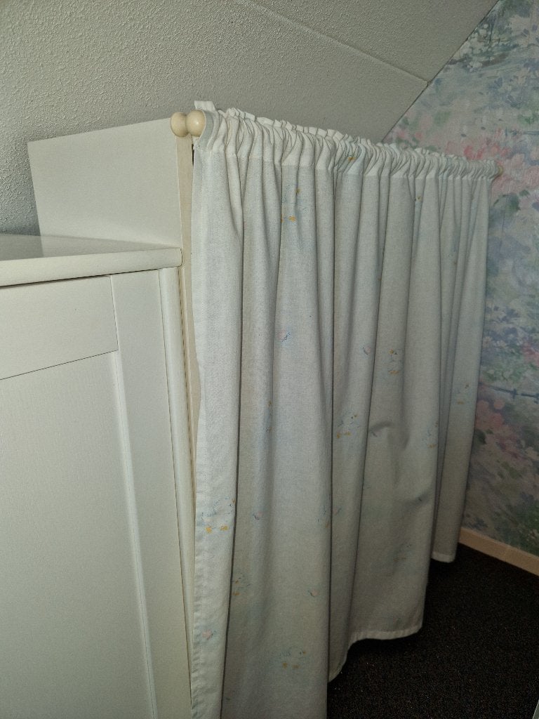 @D: Kast met gordijn met kuikentjes, evt. 2e kast erbij, Ophalen, Met plank(en), Gebruikt, Tijdloos, wit, hout