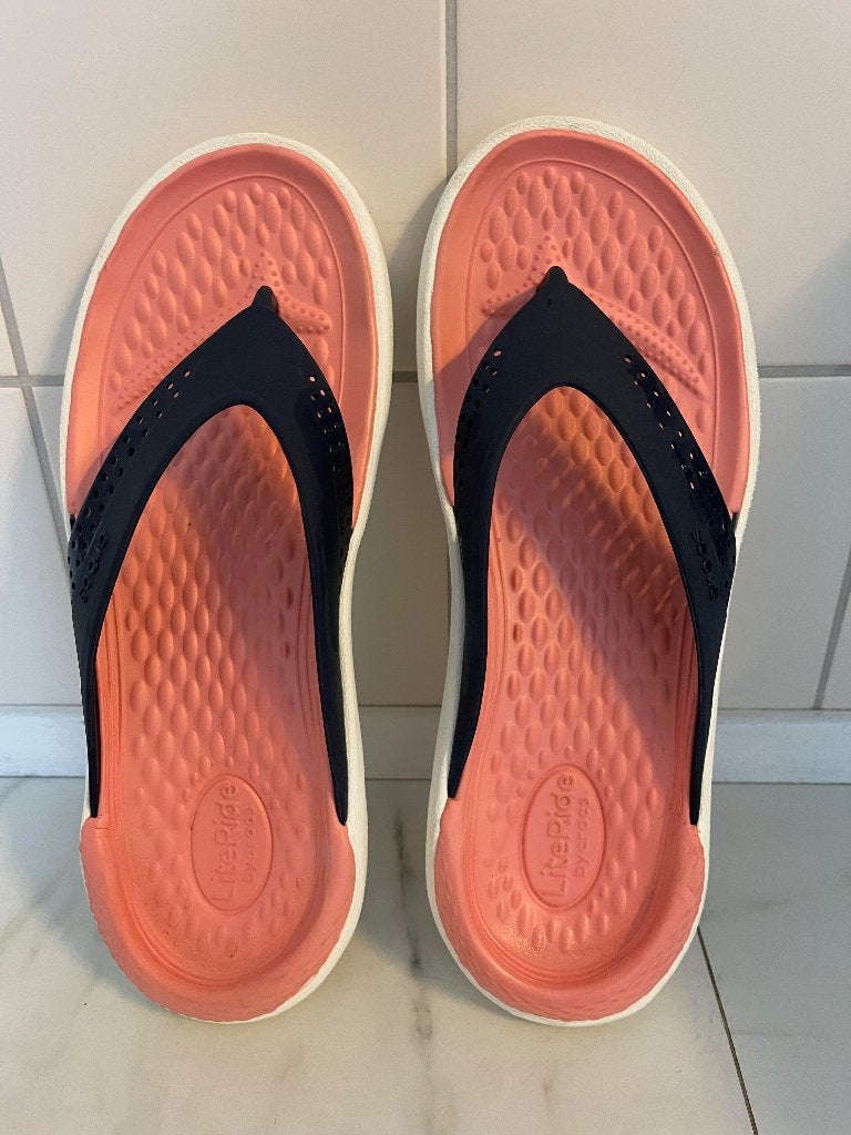 Crocs Teenslippers 38 ( W8 ) rose als nieuw, Slippers, Ophalen of Verzenden, Zo goed als nieuw, Roze
