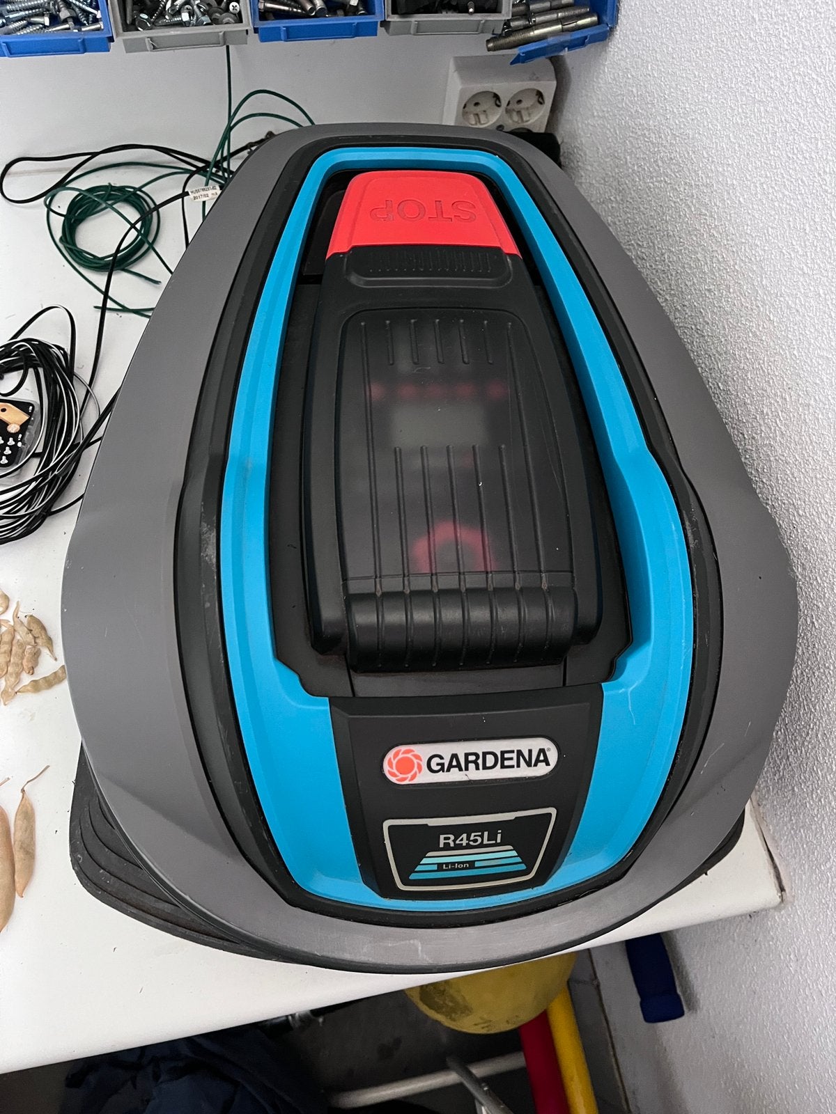 Gardena R45Li Robotmaaier + laadstation, Ophalen, Zo goed als nieuw, Minder dan 20 cm