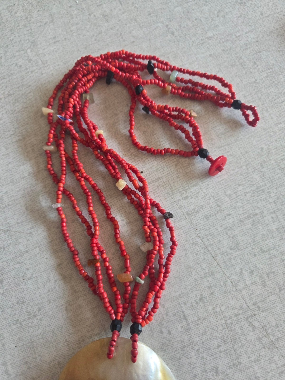 Rode kralenketting met schelphanger, Gebruikt, Ophalen of Verzenden, Rood, Overige materialen