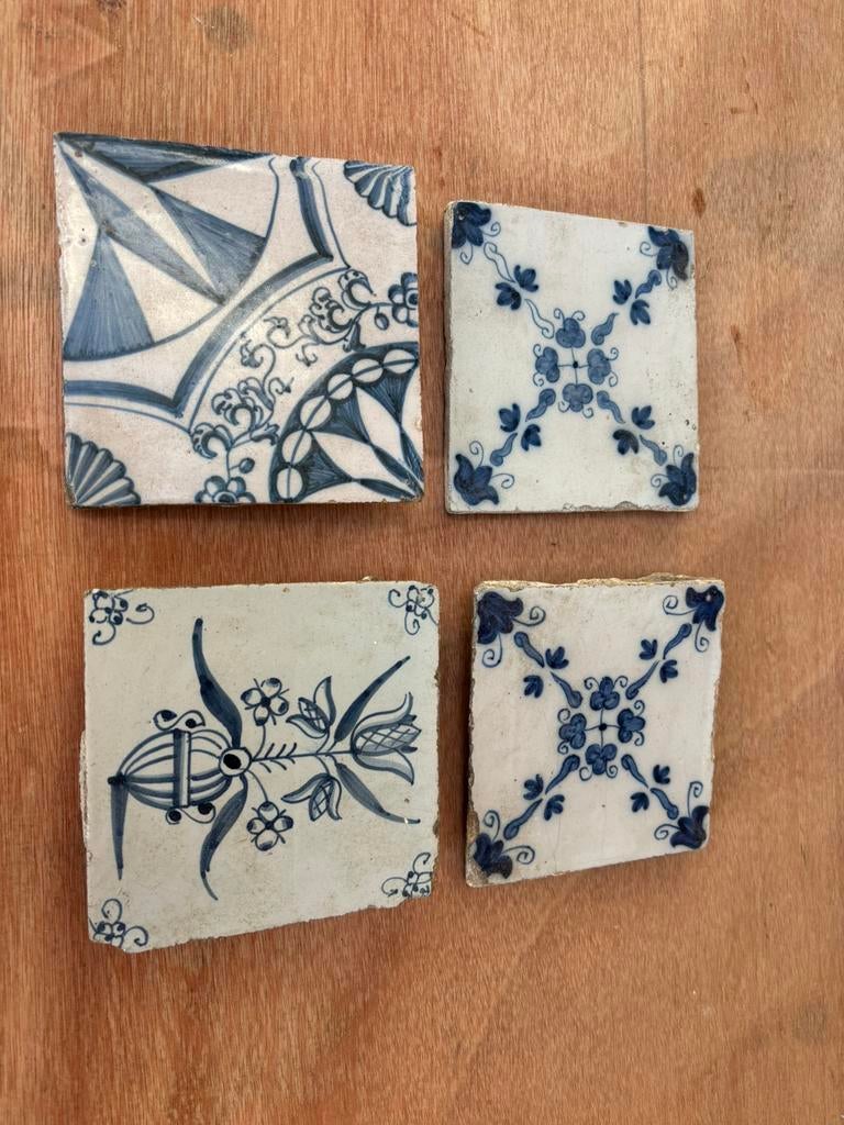 Vier oude Delfts blauwe tegeltjes, Antiek en Kunst, Antiek | Keramiek en Aardewerk, Ophalen