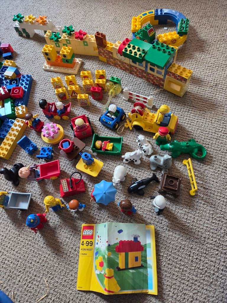 Grote partij LEGO Duplo met trein, figuren en accessoires, Overige thema's, Ophalen of Verzenden, Zo goed als nieuw, Inclusief minifiguren