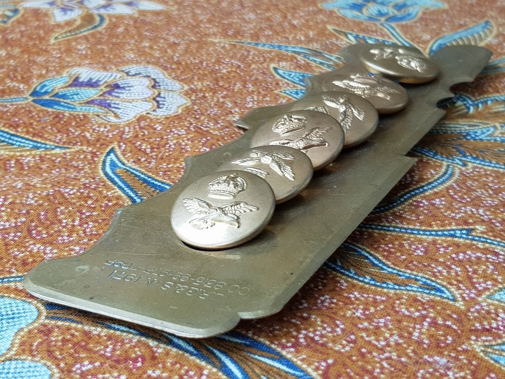 Mooie oude Engelse militaria knopenreiniger met zes knopen., Ophalen of Verzenden, Koper
