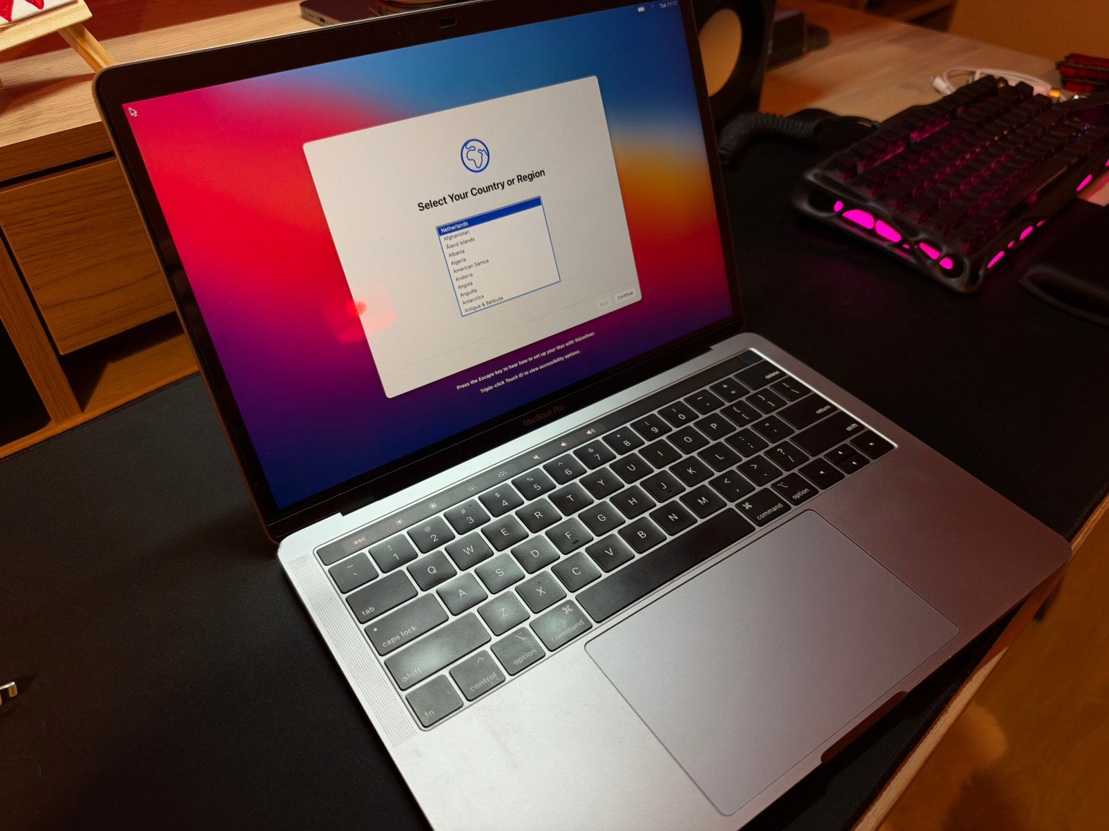Foto 5 van MacBook Pro 13” 2018 i5 8GB 256GB + Oplader + Magic Mouse