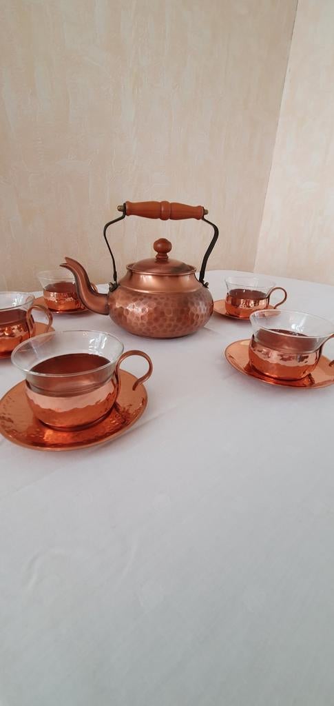Koperen theeservies met theepot en kopjes, Ophalen