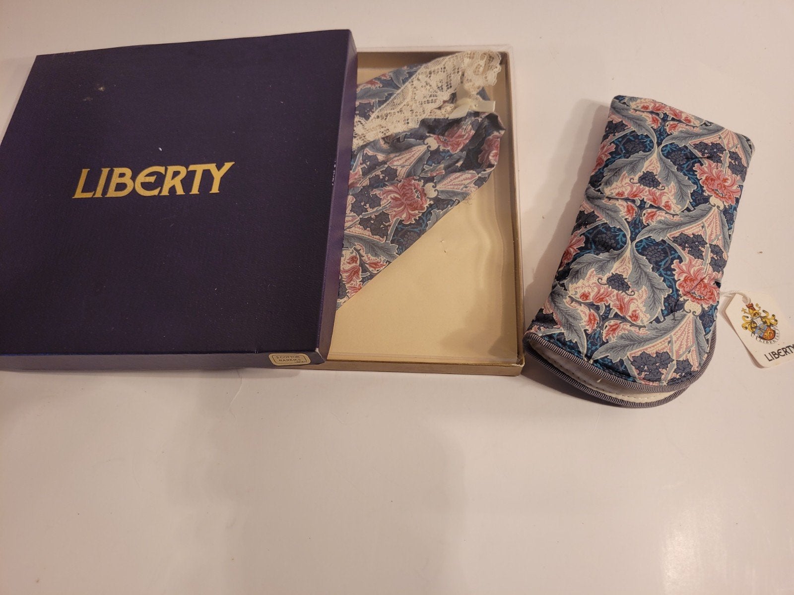 Liberty London 2 Katoenen Zakdoeken met Kant en Brillenhoes, Liberty London, Ophalen of Verzenden, Nieuw