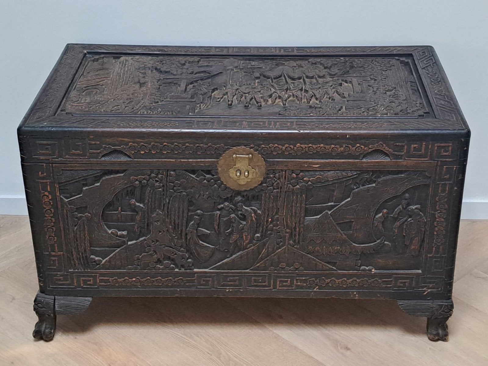 Antieke Chinese kamfer kist met gedetailleerd houtsnijwerk, Ophalen
