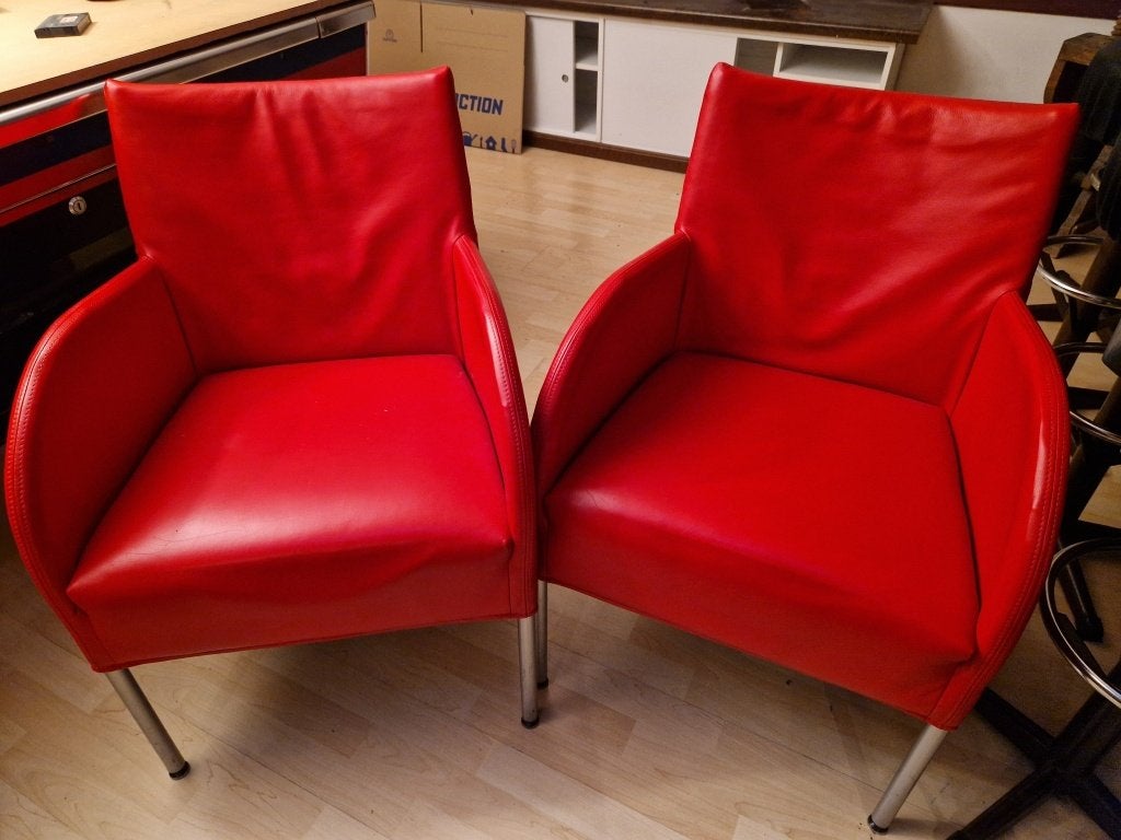 Set van 2 rode fauteuils met armleuningen en metalen poten, Huis en Inrichting, Ophalen, Gebruikt, 75 tot 100 cm, Leer