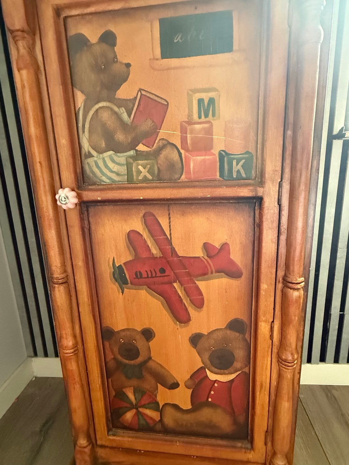 Houten kinderkast met handgeschilderde beren en vliegtuig, Ophalen, Gebruikt, Kast