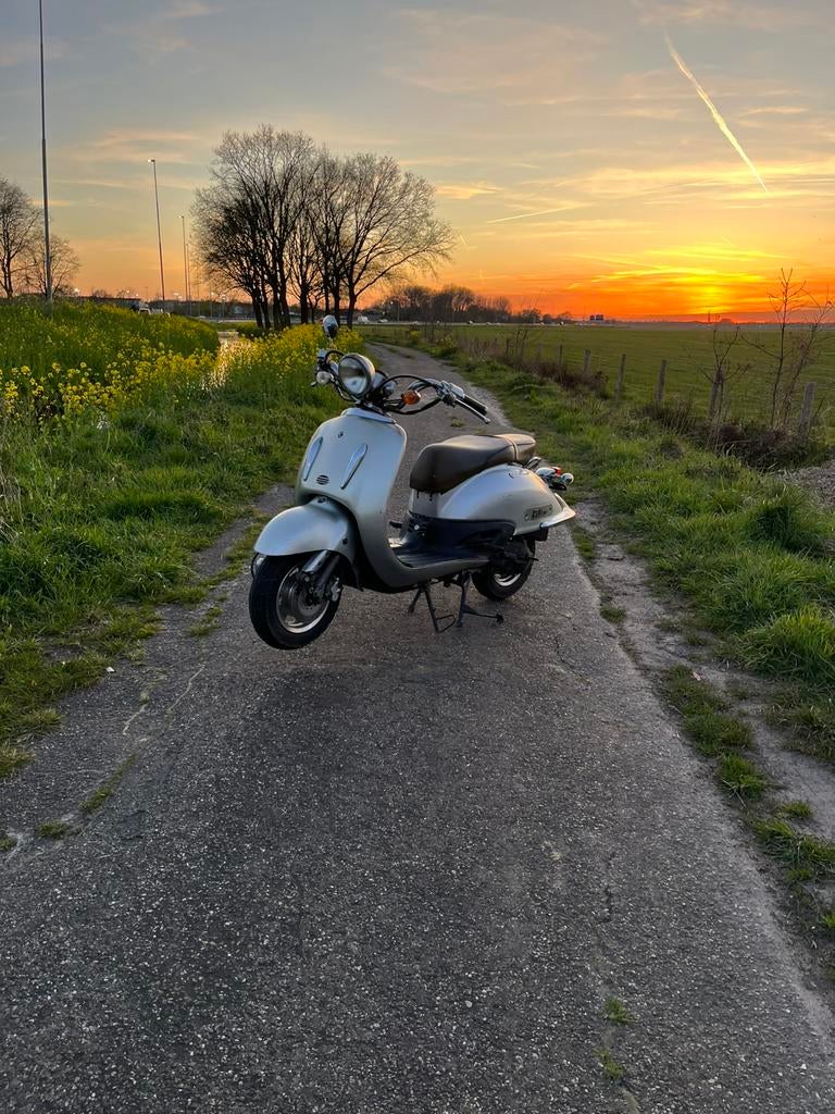 Bella scooter 50cc, Fietsen en Brommers, Ophalen, Gebruikt, Maximaal 45 km/u, Benzine