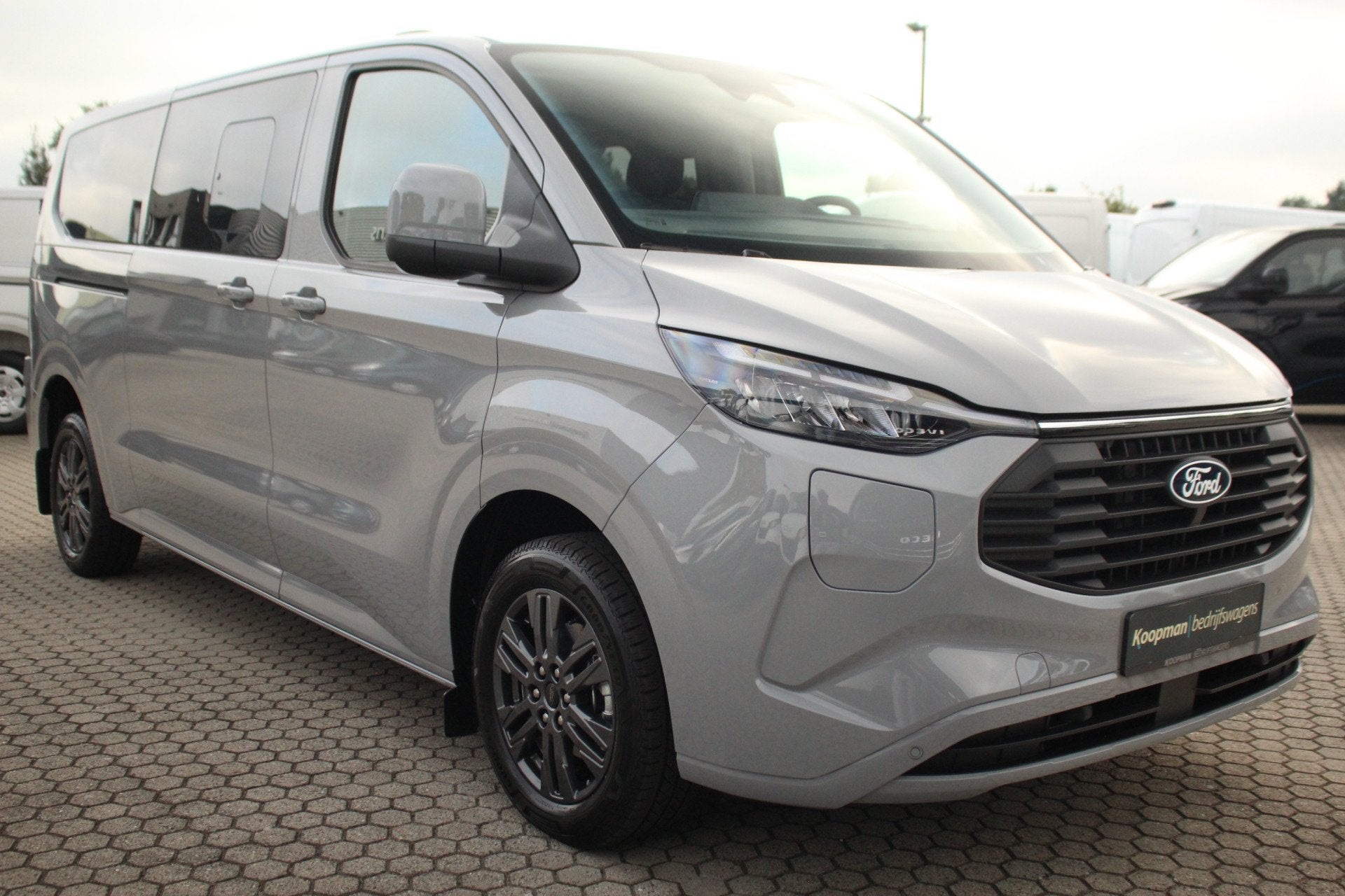 Ford Transit Custom 2.5 PHEV 233pk L2H1 Kombi Limited | 8-Pe, Auto's, Ford, Automatische klimaatregeling, 8 stoelen, 1850 kg, 2467 kg