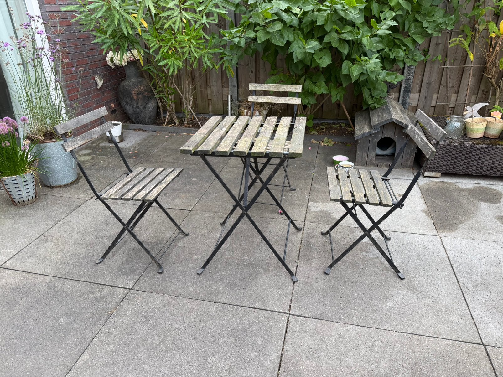 Bistro setje, 1 tafel en 3 stoeltjes, Ophalen, Overige materialen, Gebruikt, 3 zitplaatsen
