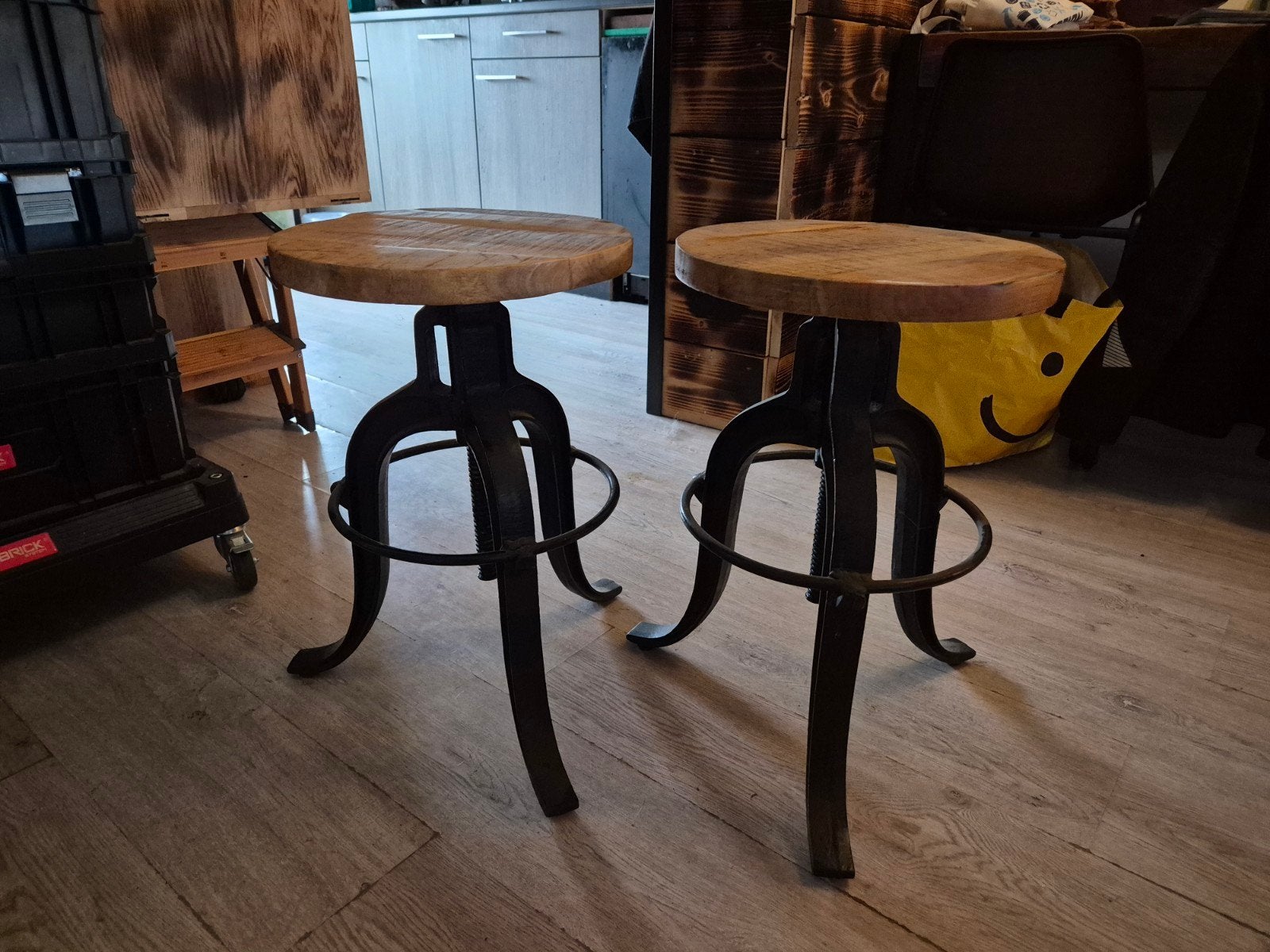 Set van 3 industriële krukken - verstelbaar, Huis en Inrichting, Barkrukken, Gebruikt, 60 tot 90 cm, Hout, Metaal, 3 krukken, In hoogte verstelbaar