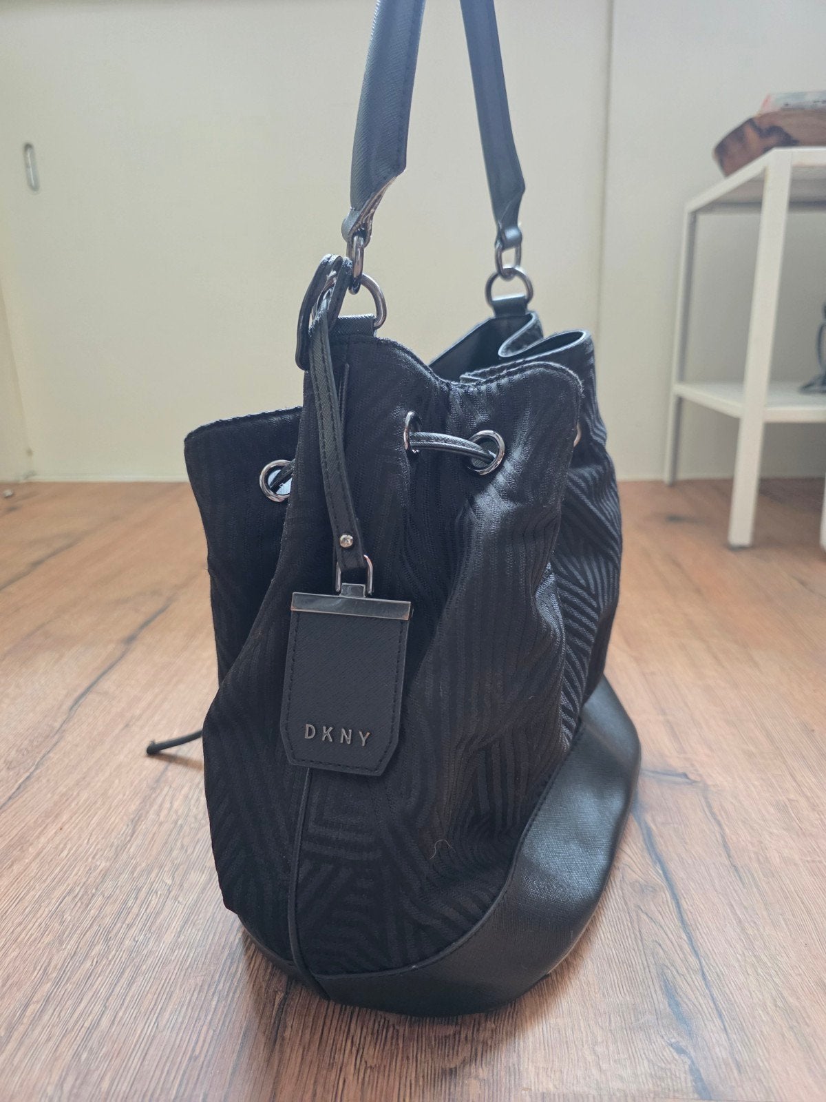 DKNY Zwarte Emmer Tas - Stijlvol en Ruim, Ophalen of Verzenden, Gebruikt, Zwart, Handtas