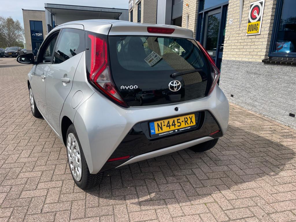 Toyota Aygo 1.0 VVT-i x-play- camera-carplay- NL auto, Voorwielaandrijving, Gebruikt, Euro 6, 4 stoelen