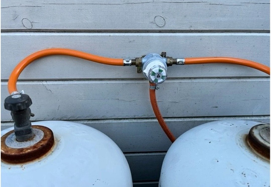 Dubbele Gasdrukregelaar met Slangen voor camping gasflessen, Ophalen of Verzenden, Zo goed als nieuw