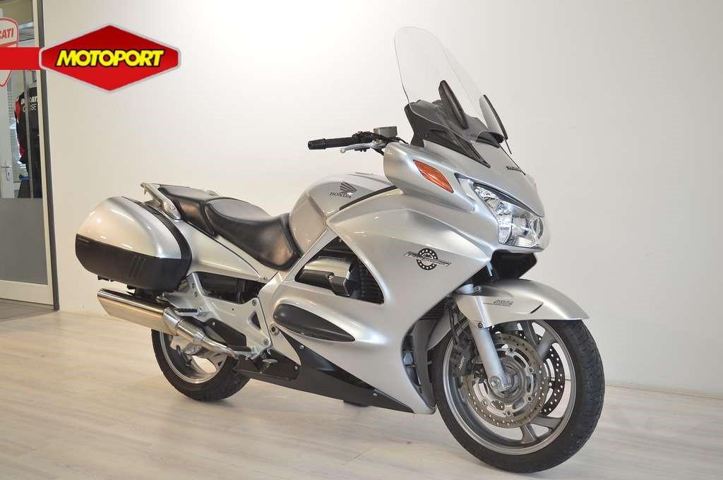Honda ST 1300 PAN EUROPEAN ABS (bj 2005), Wijngaardveld 1
9300  AALST, BE, Bedrijf, Mc.benelux@honda-eu.com, Toermotor