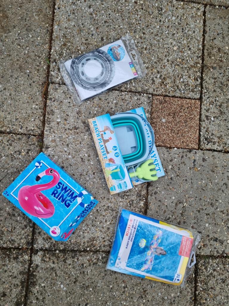 Zwemband, speelset, luchtbed en flamingo (deels nieuw), Ophalen
