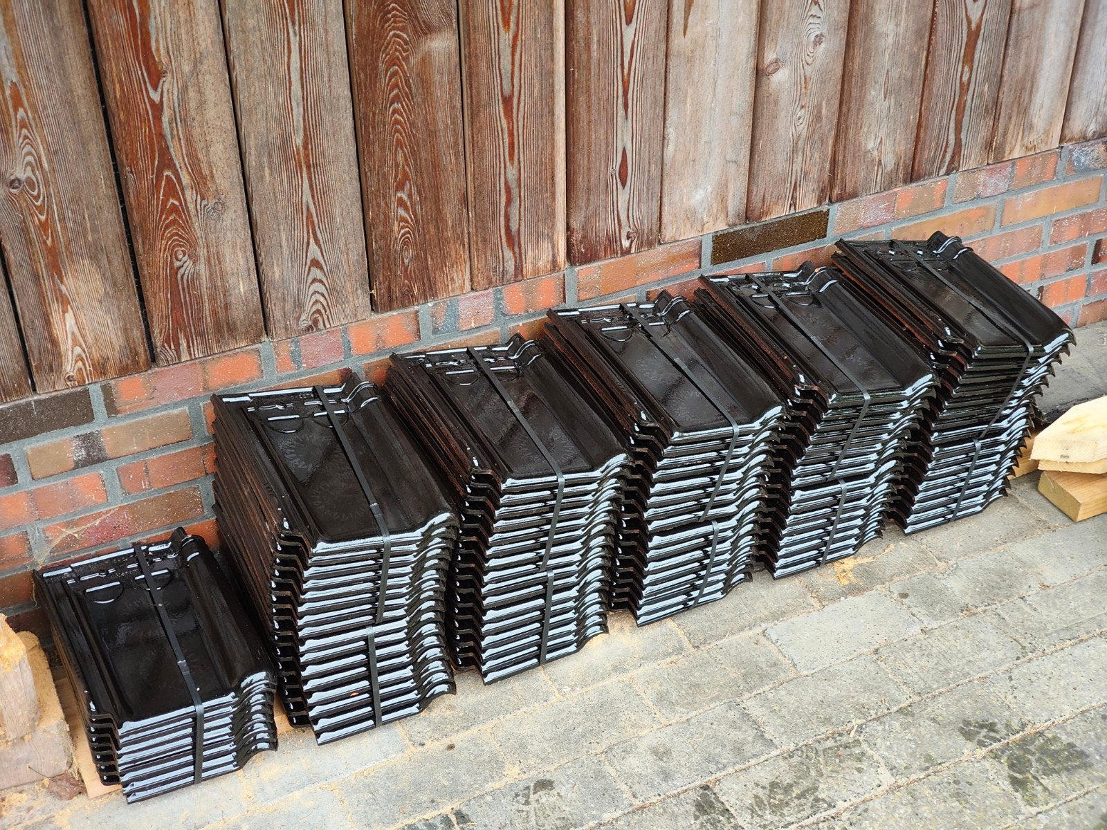 104 Nieuwe dakpannen Tuile du Nord 44 zwart verglaasd/geglaz, Ophalen, Steen of Klei, Zwart, Nieuw