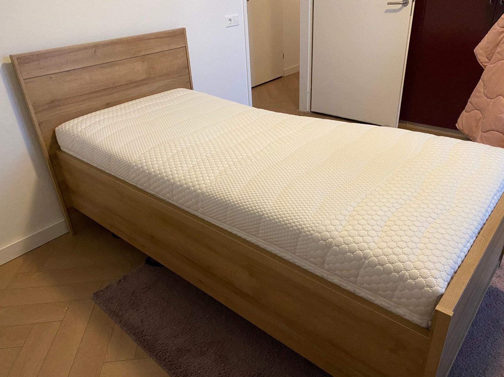 Massief houten eenpersoonsbed, Ophalen, 90 cm, Eenpersoons, Bruin