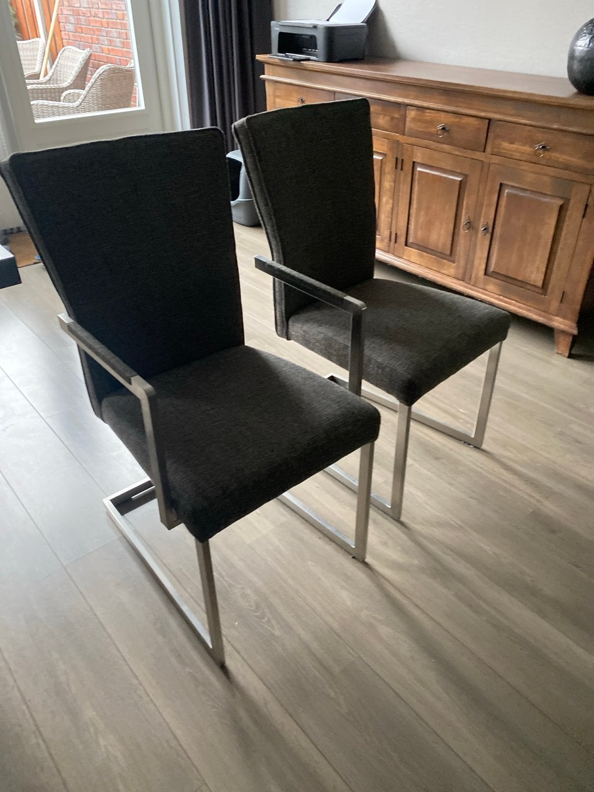 Set van 2 moderne eetkamerstoelen - Grijs stof en metaal, Huis en Inrichting, Stoelen, Ophalen, Twee, Zo goed als nieuw, Metaal