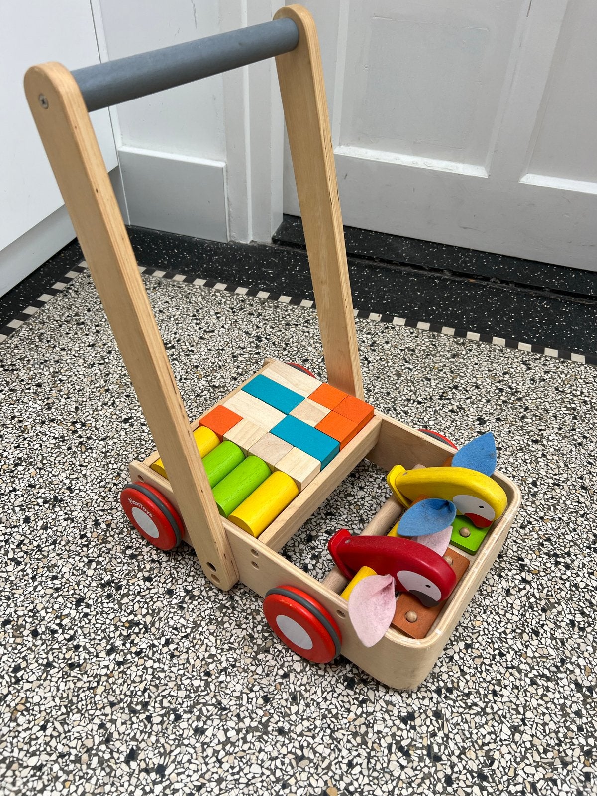 Plantoys loopwagen met blokken en bewegende vogeltjes, Ophalen of Verzenden, Zo goed als nieuw, Duw- of Trekspeelgoed
