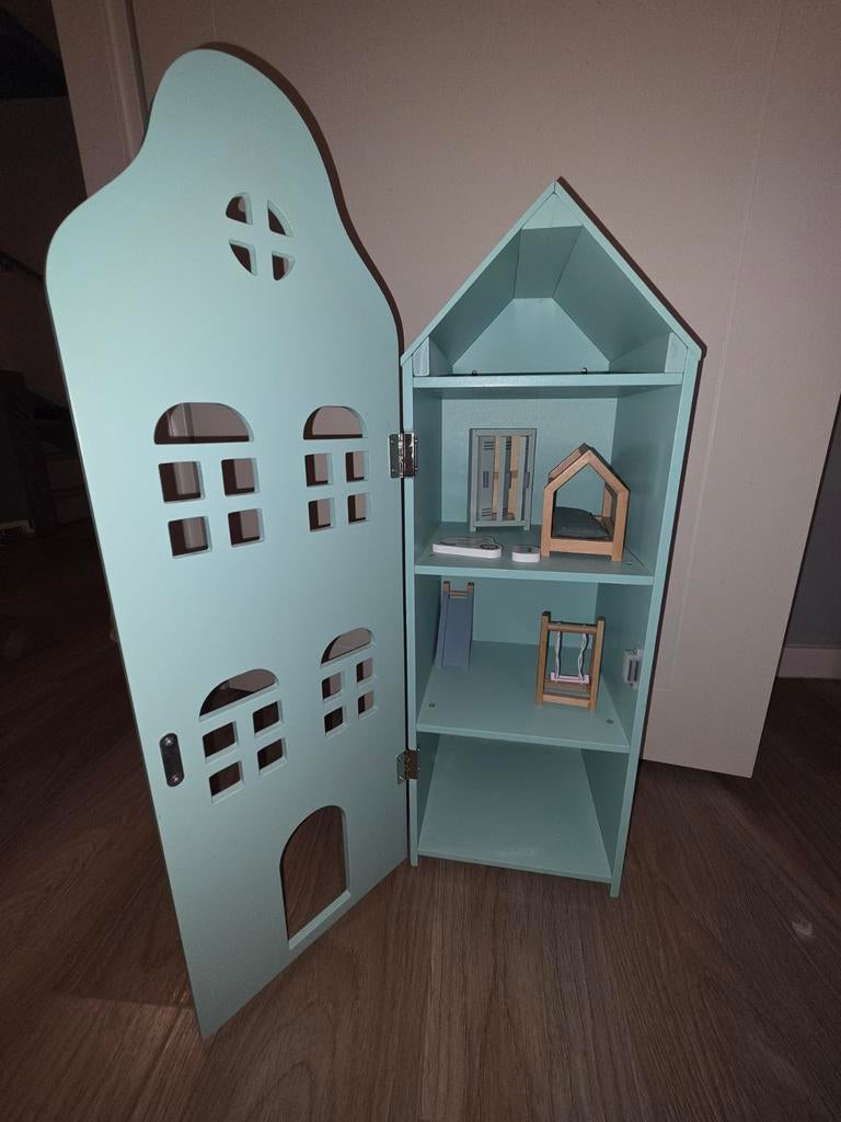 Houten poppenhuis met meubeltjes, Ophalen, Gebruikt, Poppenhuis