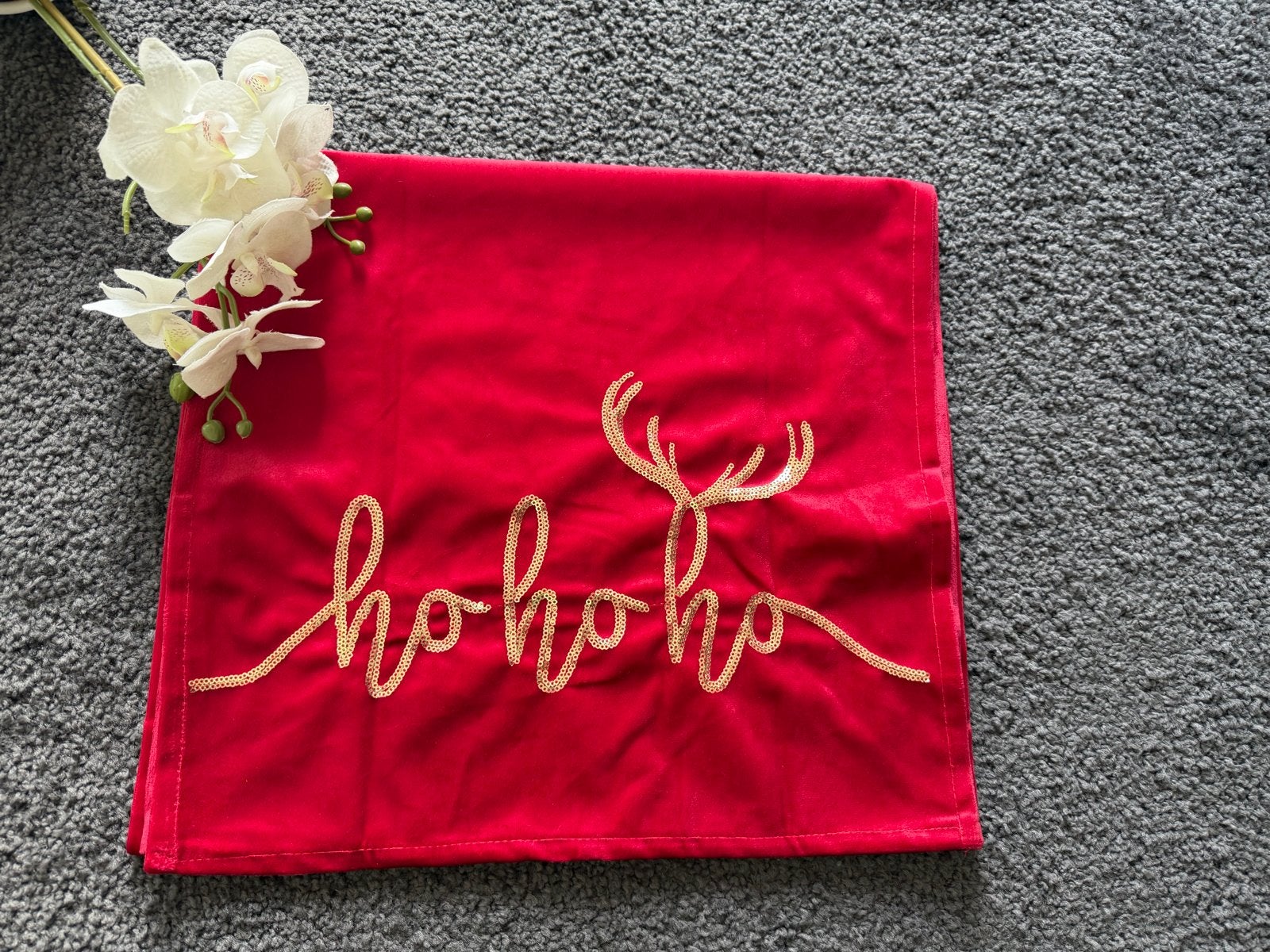 Kerst tafelloper rood met gouden 'ho ho ho' en rendier, 150 cm, Zo goed als nieuw, Tafelloper, Rood