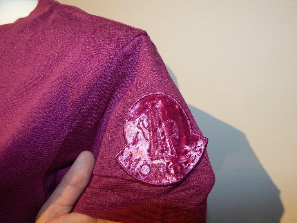 Moncler diep paars aubergine shirt logo velvet op de mouw M, Maat 38/40 (M), Verzenden, Zo goed als nieuw, Korte mouw