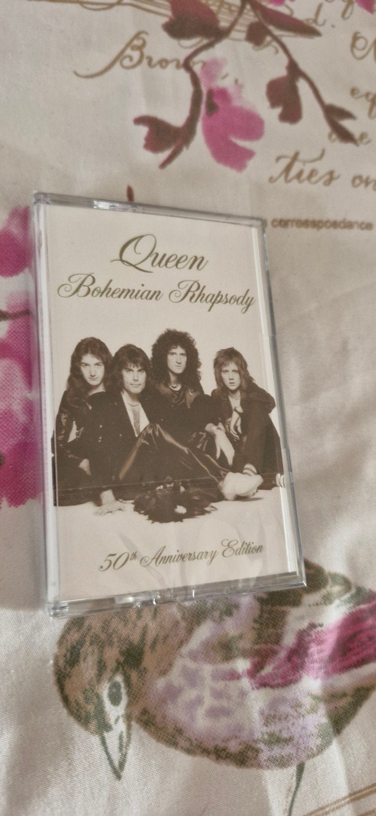 Queen-Bohemian Rhapsody 50th Anniversary Cassettesingle2025, Cd's en Dvd's, Cassettebandjes, 1 bandje, Ophalen of Verzenden, Origineel