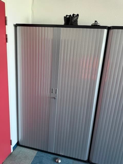 Gispen - Metalen roldeurkast met slot, Huis en Inrichting, Kasten | Roldeurkasten en Archiefkasten, Ophalen, Gebruikt, Modern kantoor