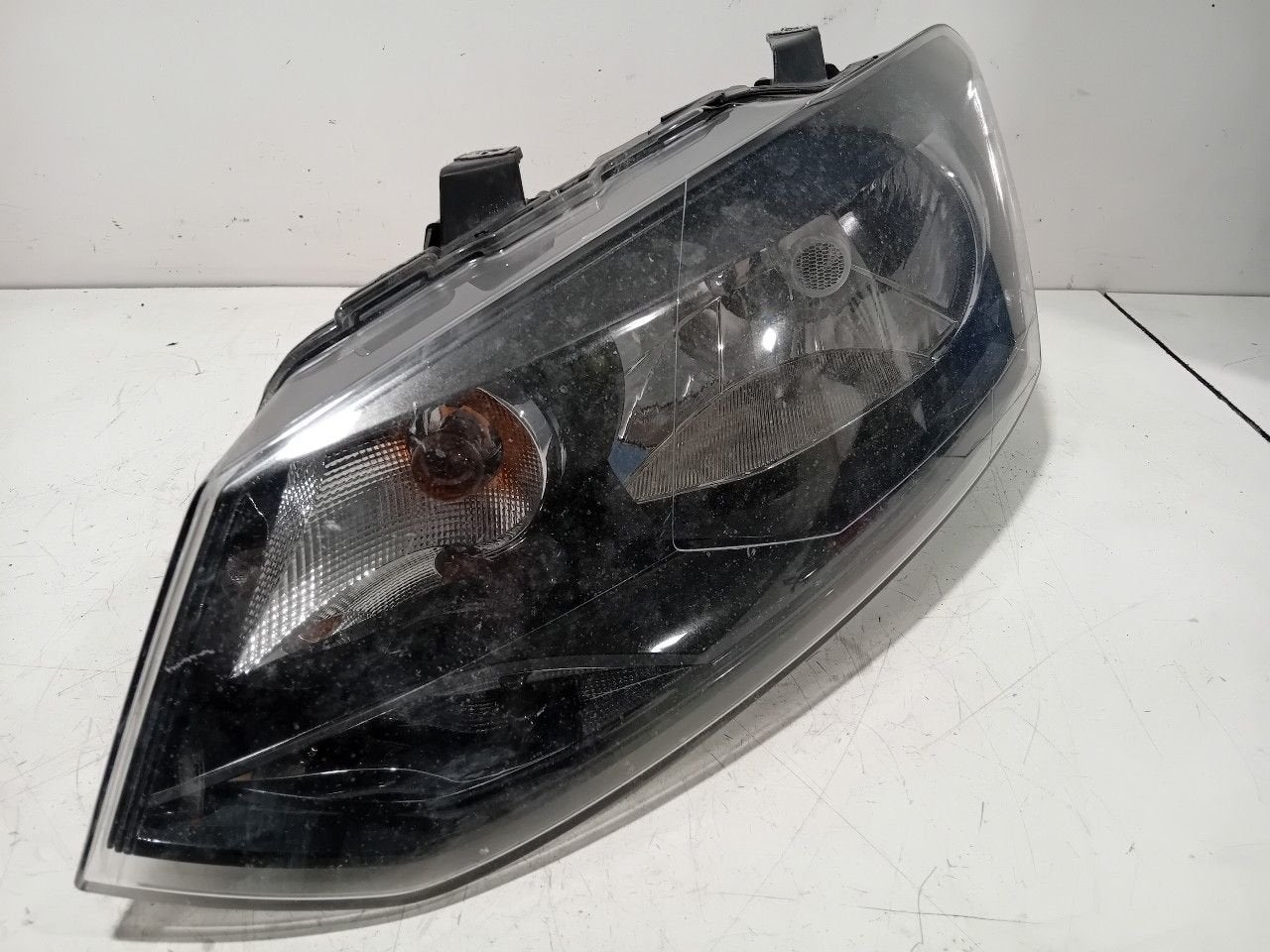 Koplamp links Volkswagen Polo, Onderdelen@venauto.nl, Van der Ven Autorecycling B.V., Gebruikt, Ettenseweg 76, 4706 PB Roosendaal, The Netherlands
