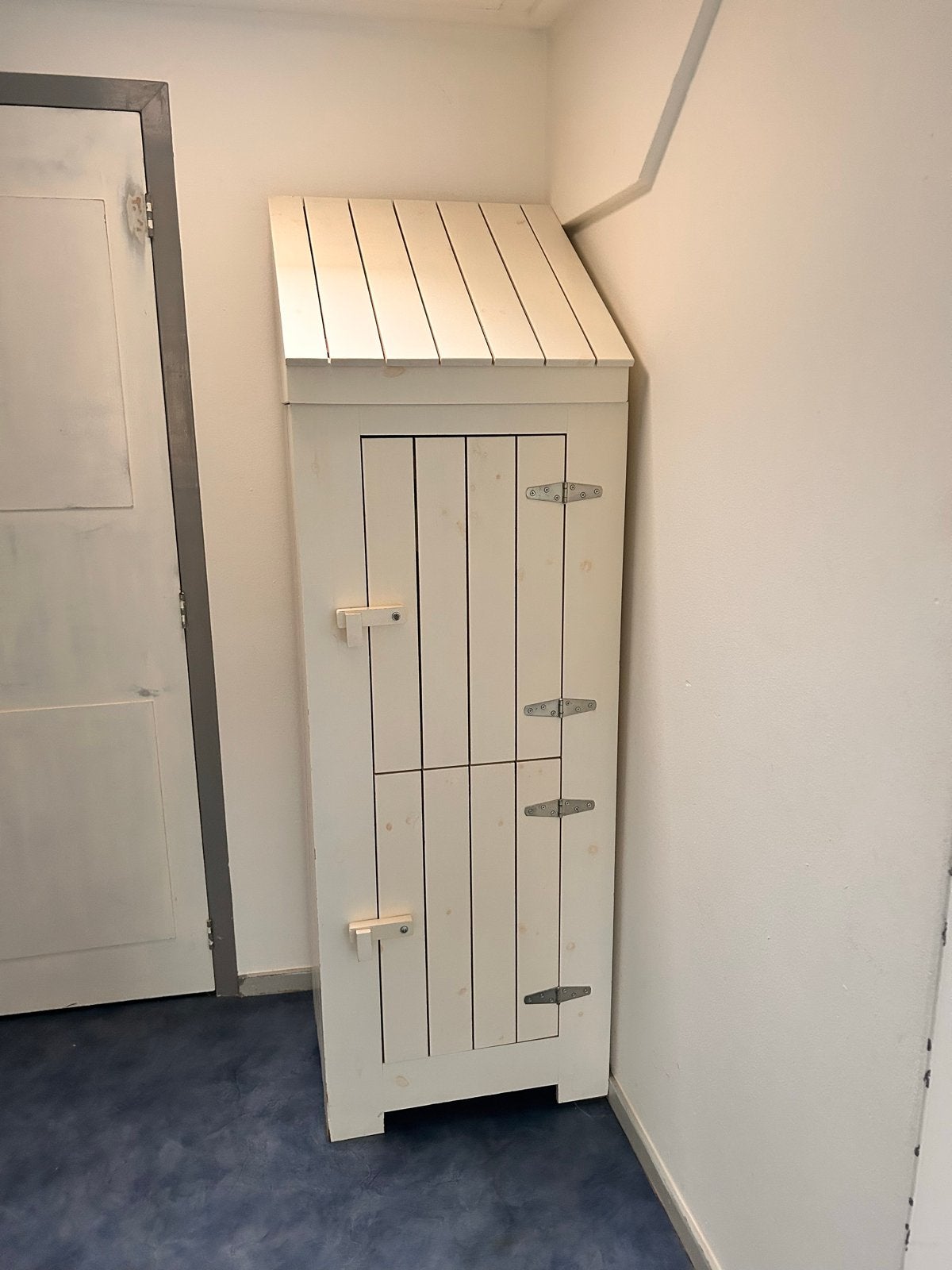 Leuke houten kast met schuin dakje en planken, Huis en Inrichting, Kasten | Overige, Ophalen, Gebruikt
