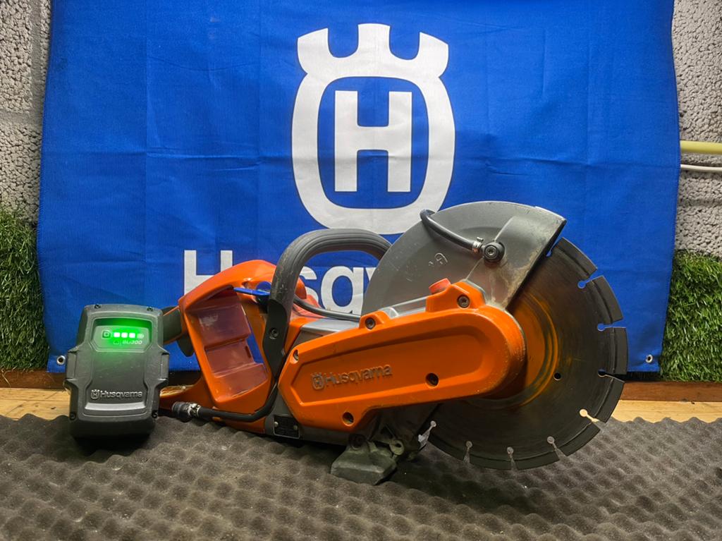 Husqvarna K535i Bandenzaag 2020 Inkl. Accu BLI300, Ophalen of Verzenden, Zo goed als nieuw